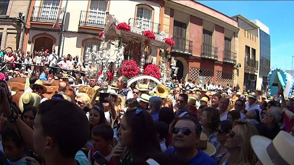 niñas de las irlandesas de castilleja saludan al simpecao de triana