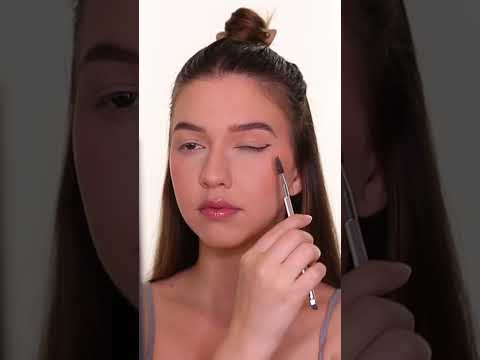 Video: Hoe eyeliner op oogleden met een kap te doen: eenvoudige oogmake-uptips voor ogen met een kap