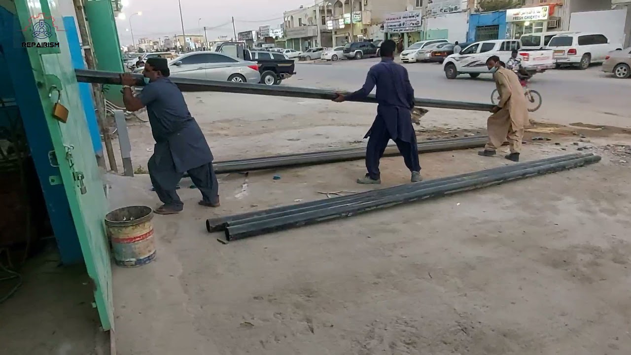 Hard workers make thread 20 feet long pipe on lathe