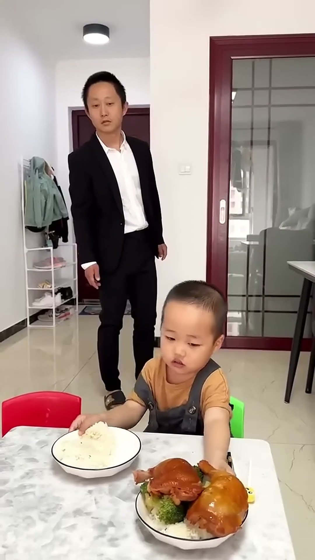 三岁小米宝将鸡腿让给爸爸吃#Cute baby#Cute#呆萌小米宝#聪明宝宝#萌娃#整蛊#测试