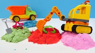 Die Spielzeugautos spielen mit kinetischem Sand und PlayDoh - Spielzeugvideo für Kinder