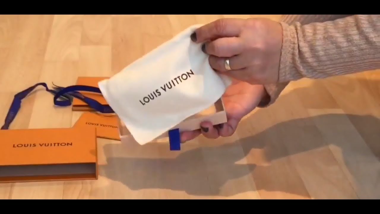 🔑 Louis Vuitton Key Pouch styles, how to open & what fits inside 