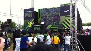 Bebot - apl.de.ap (Nike We Run Manila 2012) 12-02-2012