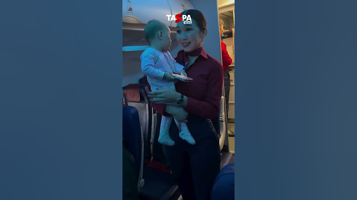 Стюардессы помогли маме с плачущей малышкой #казахстан #самолет #дети #бортпроводница
