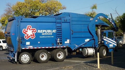 Autocar ACX McNeilus Front Loader Garbage Truck