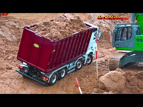 AMAZING R/C TRUCK ACTION - will it drop down... AT CONSTRUCTION WORLD - Nov 2017