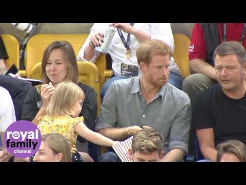 Video: Adorable Toddler krade Princ Harry's Popcorn