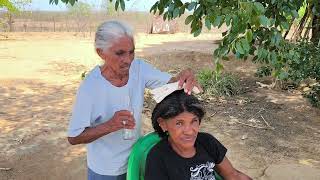 DONA MARIA REZANDO NA CABEÇA DE DONA KINOR UMA TRADIÇÃO NO SERTÃO NORDESTINO.