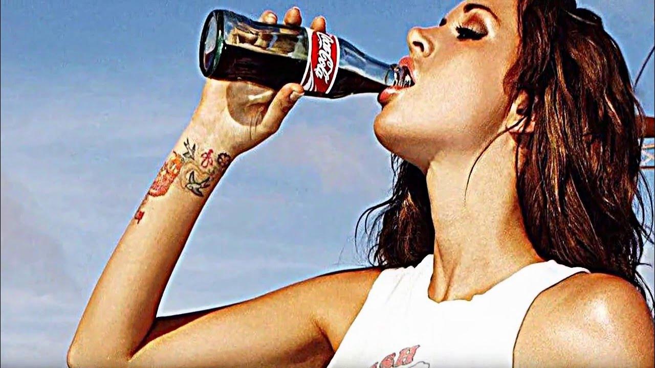 Coca-cola femsa. Человек пьет газировку. Пьет колу. Дети пьют лимонад. Дети пьющие газировку.