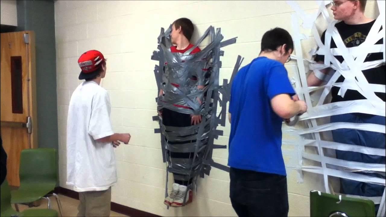 Связанная скотчем. Ребенок связан скотчем. Кляп для детей. Скотч для заклеивания рта. Девушки связанные скотчем.