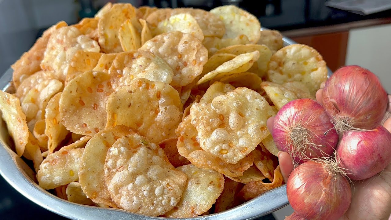 కొత్తగా ఉల్లిపాయలతో ఒక్కసారి చెక్కలు ఇలా చేయండి భలే క్రిస్పీగా రుచిగా ఉంటాయి నెలరోజులు నిల్వ ఉంటాయి