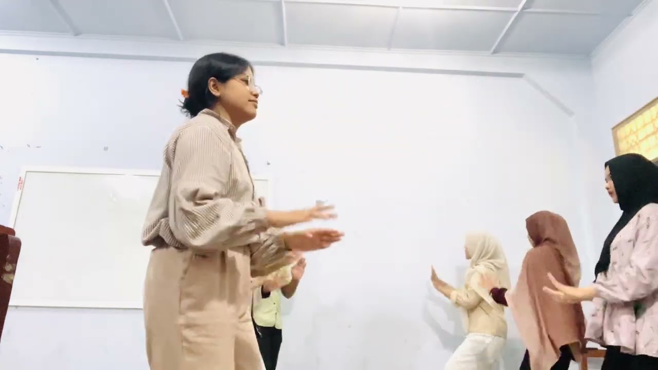 Tarian talking stick Prodi PPKn kelas D stambuk 2025 