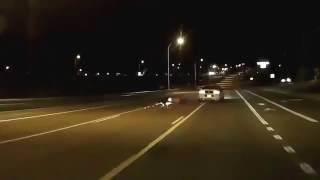 Водитель автомобиля намеренно сбил мотоциклиста / Mustang knocks dude off motorcycle HIT AND RUN