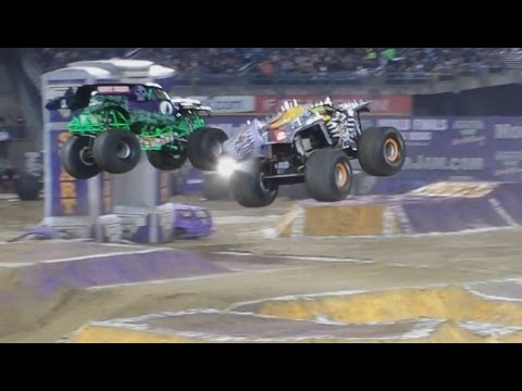 Grave Digger Vs Max Destruction Oakland Monster Jam 2015
