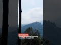 desa di kelilingi pegunungan