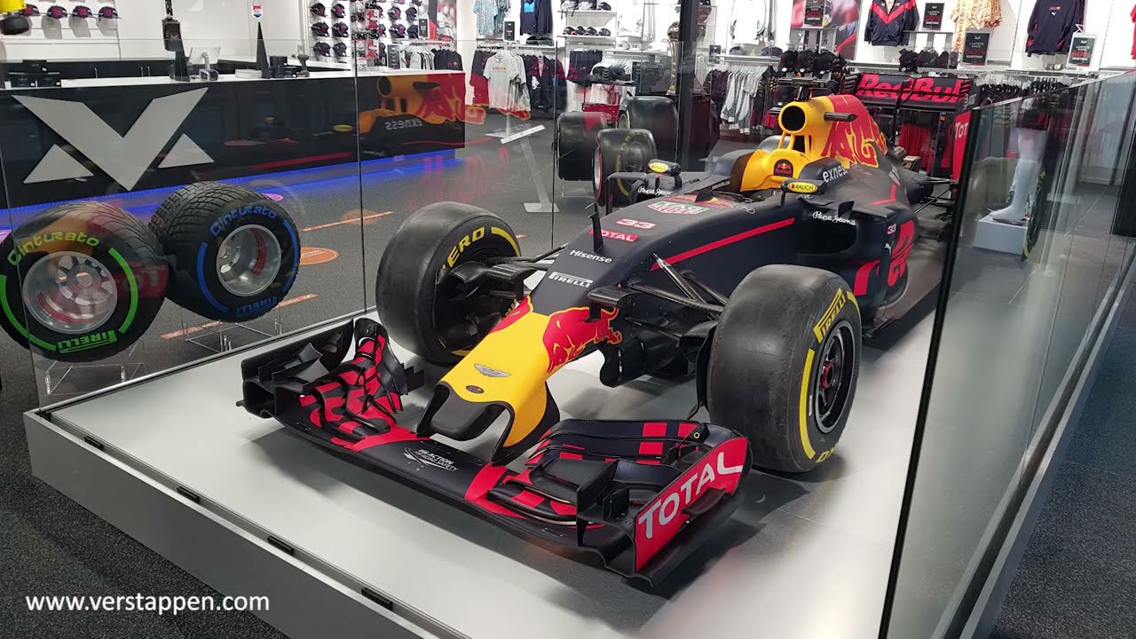 boiler Vrijlating Charmant Max Verstappen store: Toro Rosso STR11 OUT & Red Bull Racing RB12 IN -  time-lapse - YouTube