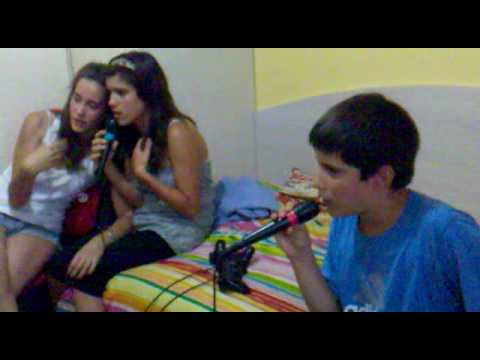 Pedro, Marina e Irene cantando en el Singstar