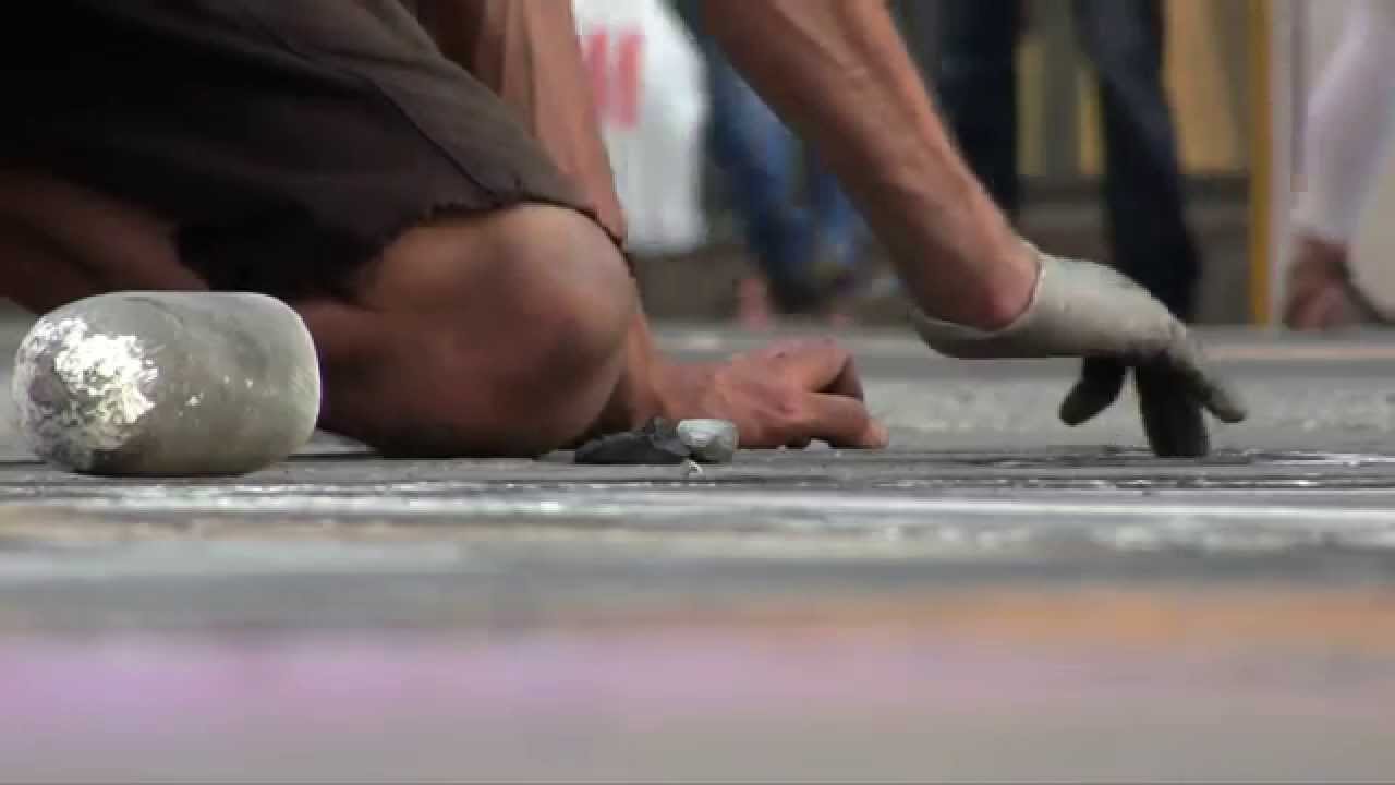 59 A drawing man on the ground在地上画画的人 - YouTube