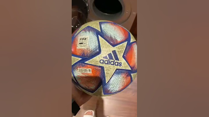 HOW TO CLEAN YOUR DIRTY FOOTBALLS 🧽😱 *LIFE HACK* #Shorts