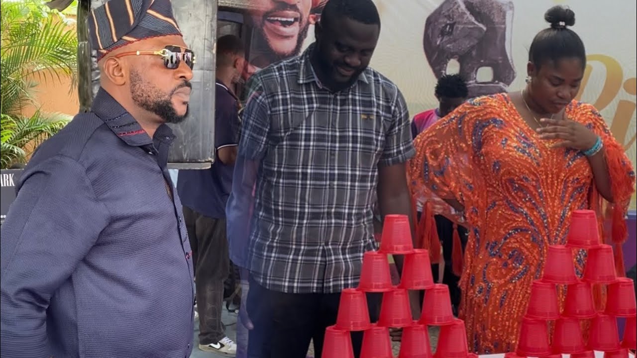 Посмотрите захватывающий момент, когда Одунладе и его ученики играли в игры на его дне рождения.