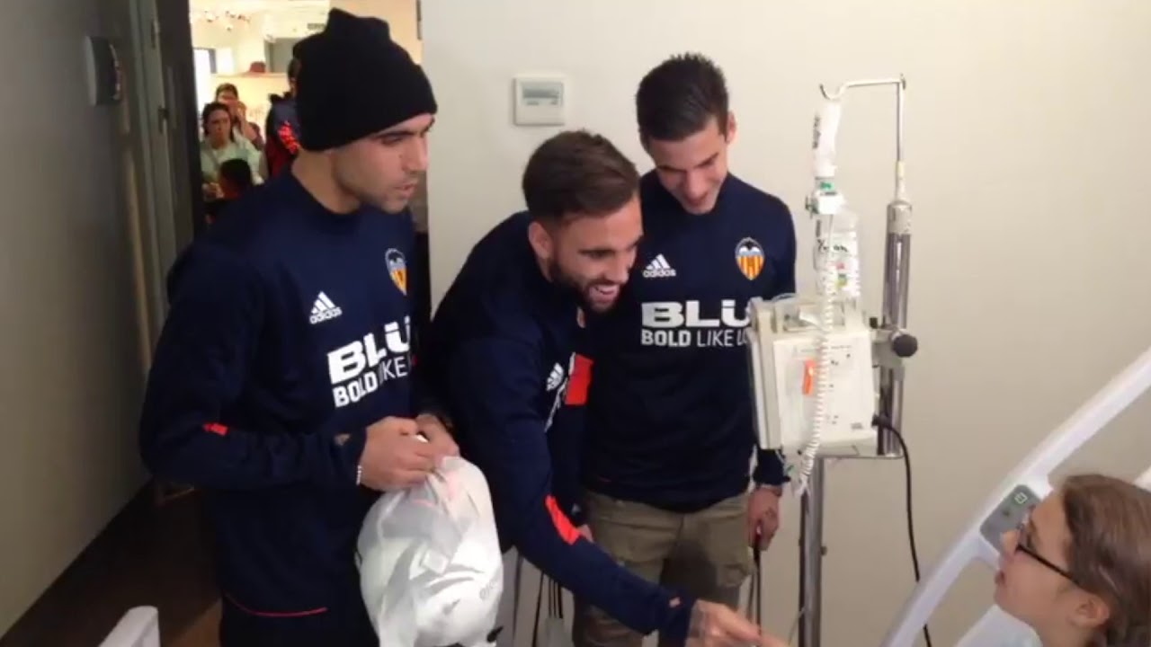 El Valencia CF Visita a los Niños en los Hospitales