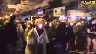 【2014-11-25 雨傘革命 佔領街道】2200 有示威者投訴警方沒有出示旗號，就隨即使用武力