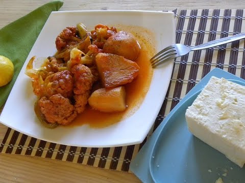 Kounoupidi me Patates Kapamas (Stewed Cauliflower with Potatoes)