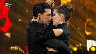 Il Tango argentino di Wanda Nara e Pasquale La Rocca - Ballando con le Stelle 23/12/2023
