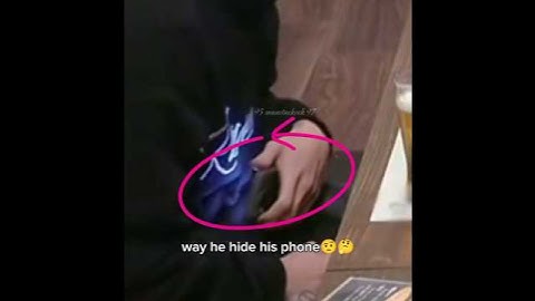 jungkook hide his phone as soon as camera focus on him(us bro us🤪)#taekook#bts#shorts#taekookff#jk