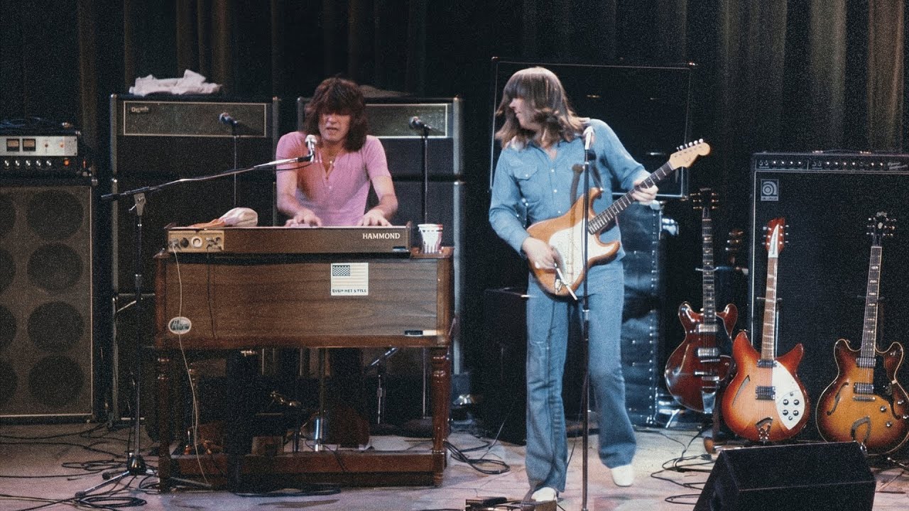 Chicago Performs “25 or 6 to 4” Live (1970) - YouTube
