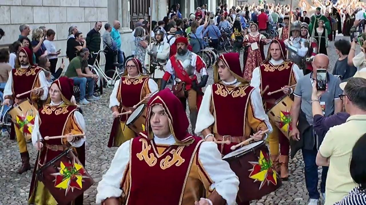 CORTEO PALIO 2024 VERSO LE GARE DI PIAZZA ARIOSTEA 27 MAGGIO LE CONTRADE DI FERRARA