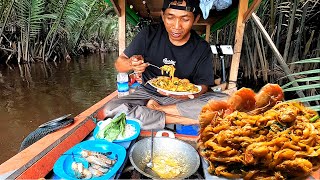 Masak dan makan mie tiaw goren udang galah hasil mancing langsung di perahu