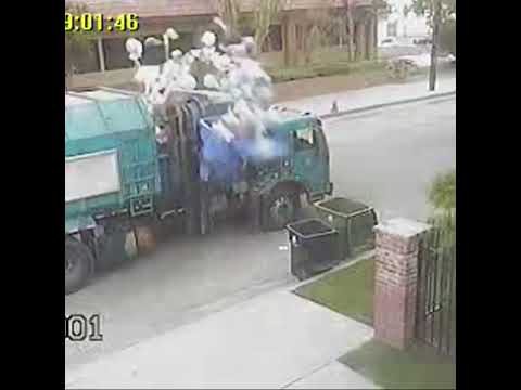 مقاطع مضحكة شوفو سيارة القمامة والاهتمام بالنظافه