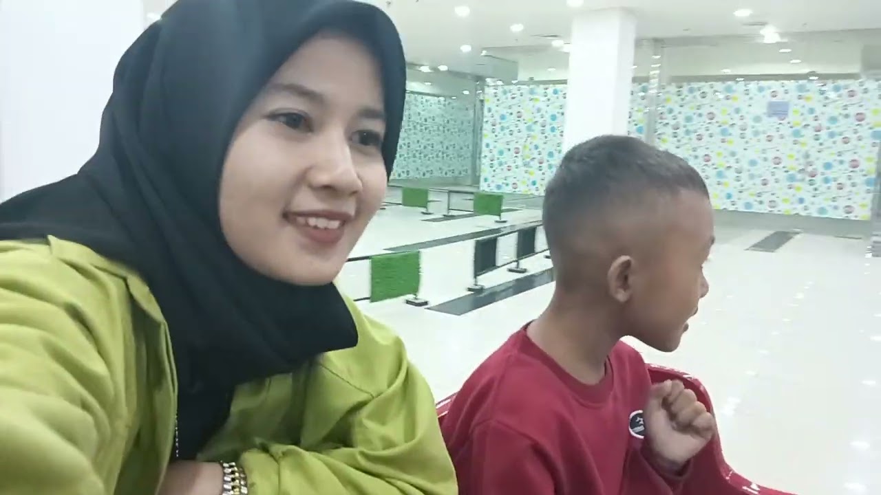 Asiknya Naik kereta di PTC mall bareng temanku 🤗