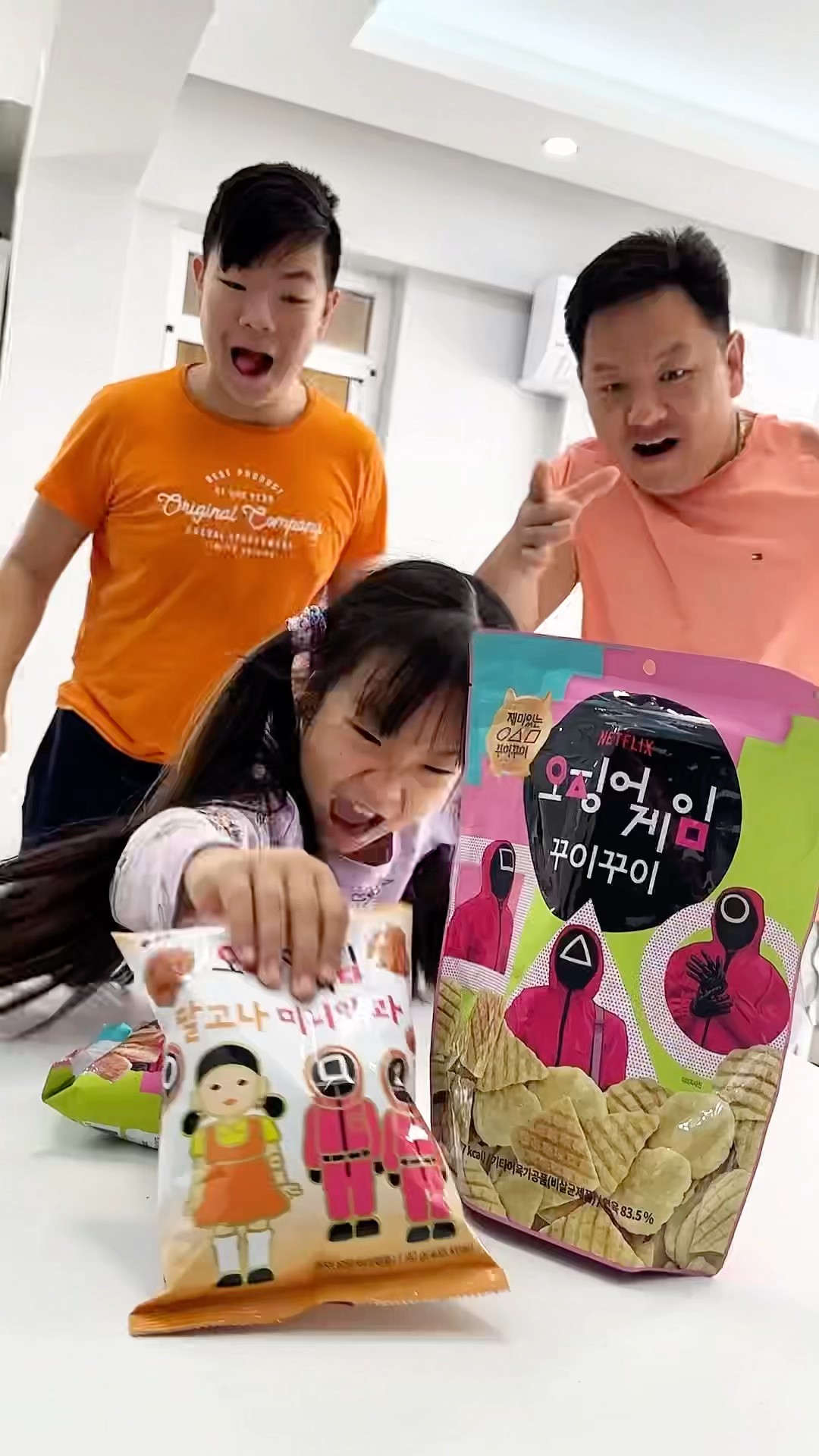 Smart girl helped steal chips ?? LeoNata family #shorts
