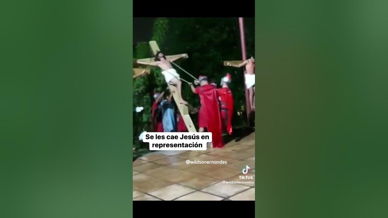 Se les cae Jesús en representación de Viacrucis #viacrucis #viral #SemanaSanta23