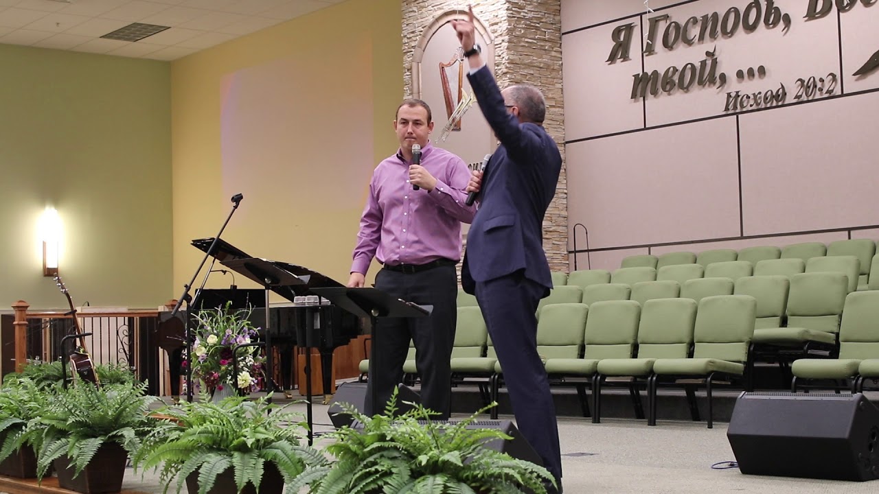 Mark Kaminski preaching about bread crumbs. Проповедь о хлебных крошках.