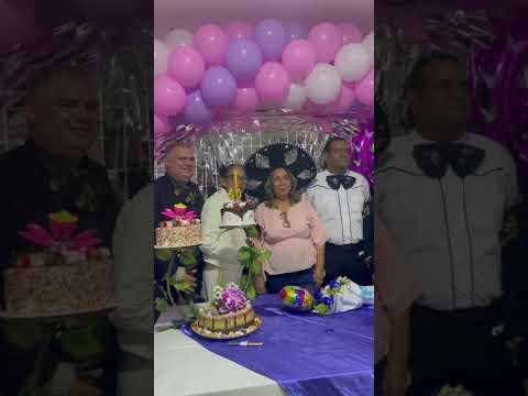 La torta y el mariachi: momento del cumpleaños