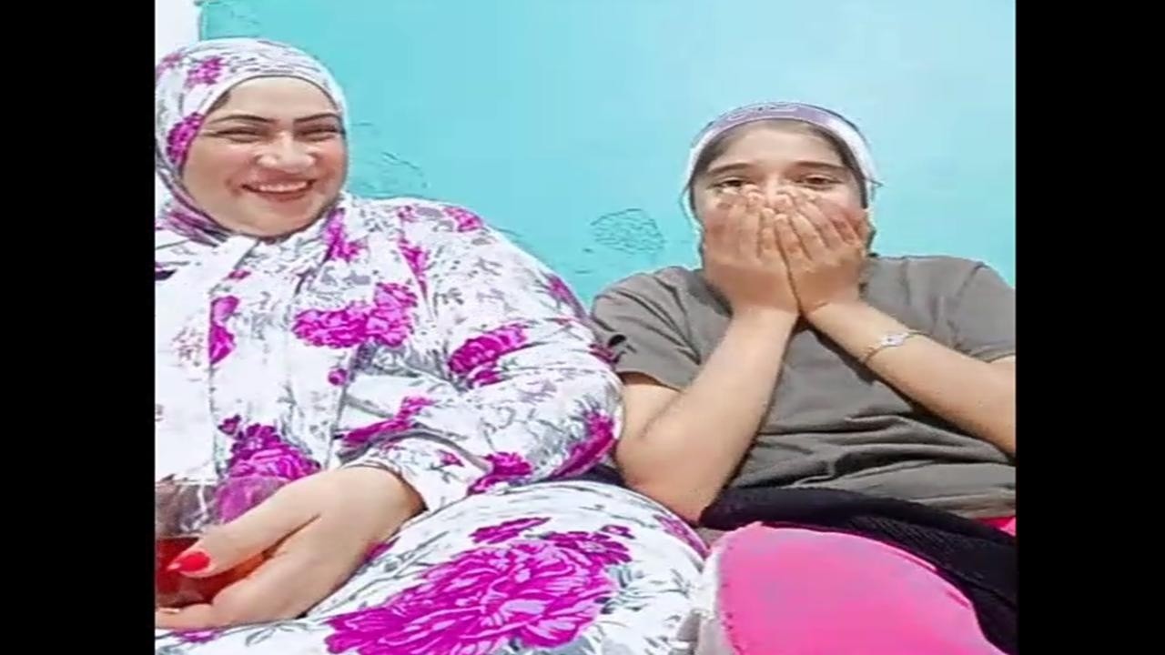 محجبة تخينة بالجلابية وبنتها