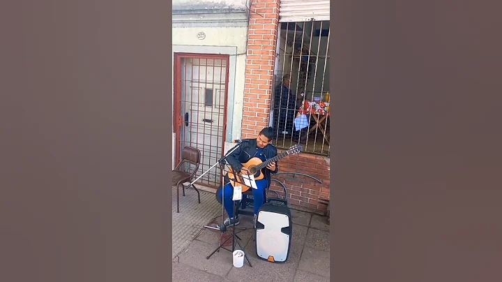 Cuando tocas "El mariachi" de Antonio Banderas en la calle parte 2 #guitar #viral #streets #solo
