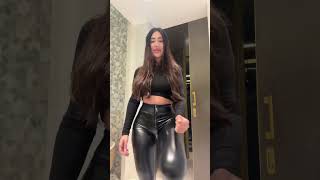 Ester Bron - Curvy Leather & Latex Fashion Model & Instagram Leggings Lifestyle Influencer