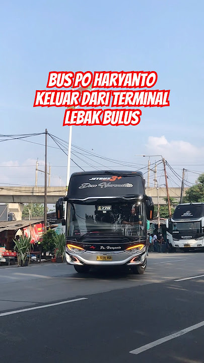 Bus po haryanto keluar dari terminal lebak bulus jakarta