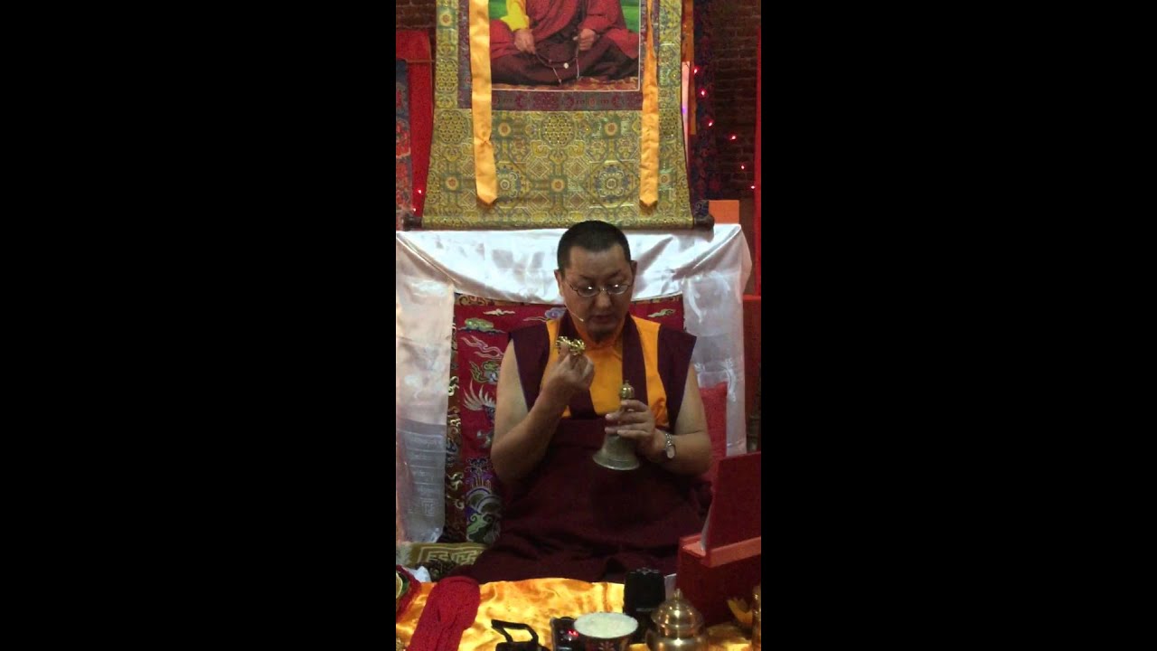 བསྟོད་པའི་ཕྱག་རྒྱ།  Mudra of offering to the five families.