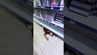 SE ESCONDENDO DA POLÍCIA NA LOJA
