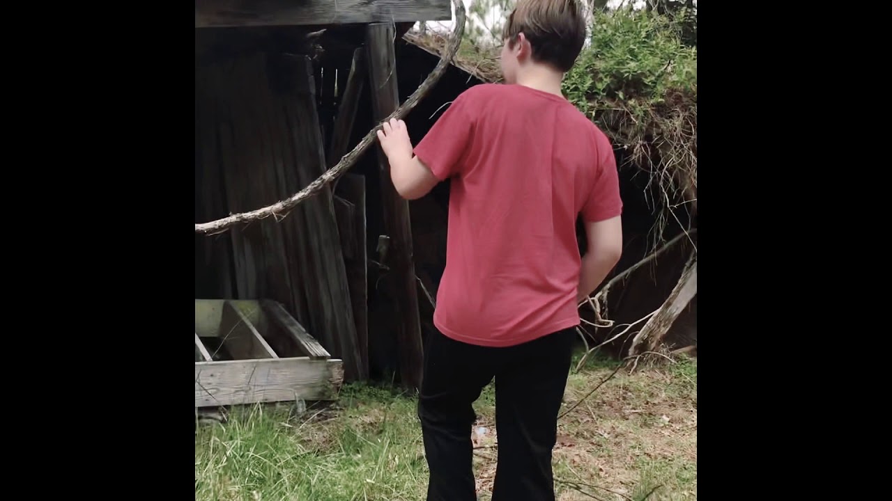 EXPLORING ABANDONED HOUSE IN THE MIDDLE OF THE WOODS
