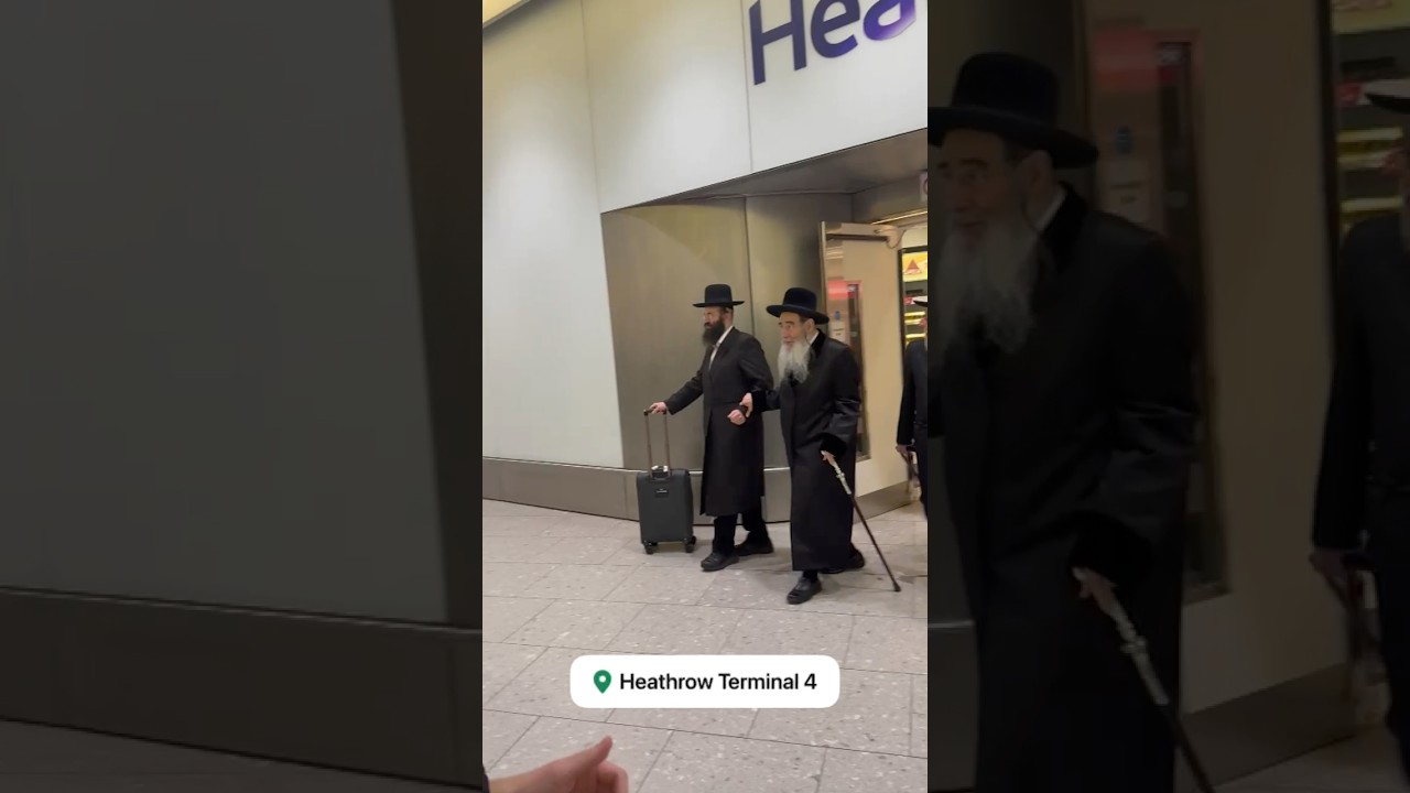 כ״ק האדמו״ר מאלכסנדר בשדה התעופה בלונדון