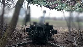 Tula paratroopers working a 122-mm howitzer D-30