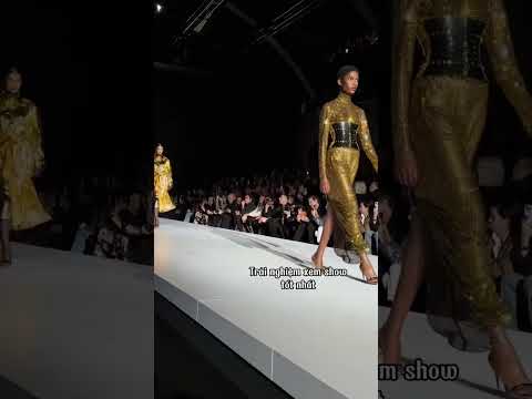 Video: Dolce & Gabbana chào mừng các bà mẹ tại Tuần lễ thời trang Milan