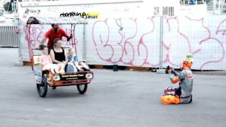 Супер смешной клоун выступает и показывает фокусы в Барселоне. Забавно.