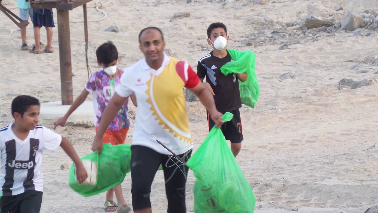 قرية عينت تنظيف الشاطئ